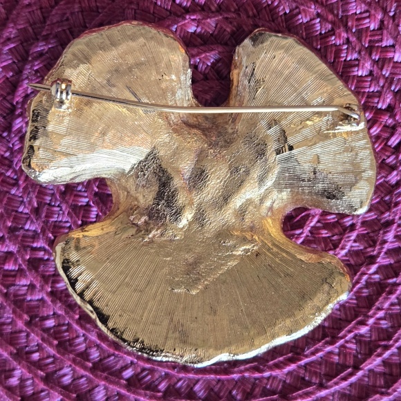 ✨ Unsigned large gold-tone flower brooch ✨ - Picture 2 of 2